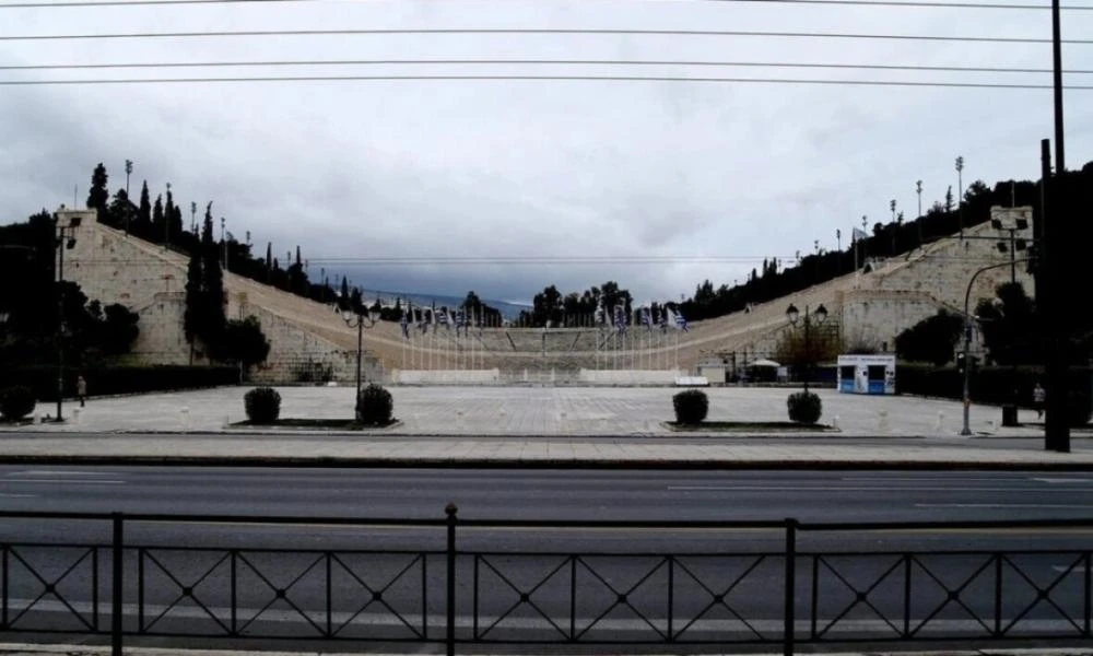 Με εντολή Μενδώνη διακόπτονται οι εργασίες για τη μεταλλική κατασκευή μπροστά στο Καλλιμάρμαρο